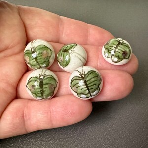 WUNDERSCHÖNE handbemalte vintage Keramikcabochons! Jeder ist ein Kunstwerk! Verkauf als Paar. SKU 11914
