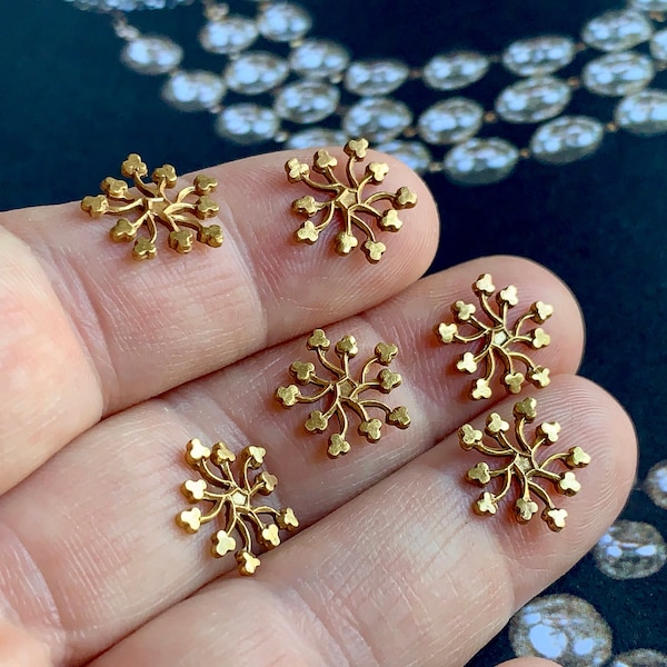Funky trefoil details on these vintage gold plated stampings! Almost like tiny buds on the 'arms' of the little stampings.
