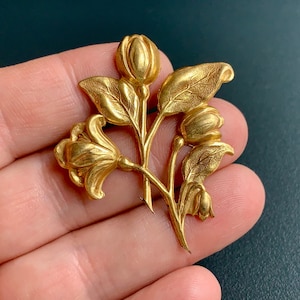 ¡Hermoso estampado vintage personalizado en latón bañado en oro! ¡Aretes florales grandes! Se vende por unidad. SKU 13716