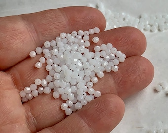 Splendidi, nuovissimi, ancora nella confezione originale! Piccolissimi cristalli Swarovski in alabastro bianco! Venduti a dozzine. Codice articolo 13312
