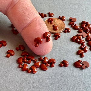 Fantastische schimmels!!! Schattige, betoverend kleine vintage glazen cabochons!! Verkocht per lot van tien cabochons. Artikelnummer 15011: