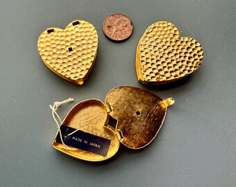 Boîte à bijoux/pendentif/comprimés en forme de coeur unique en son genre ! Percez un trou en haut du dos. S'ouvre et se ferme facilement. Vendu à l'unité. Réf. 14214