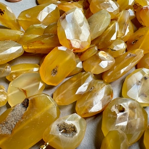 Lovely natural agate beads. Nice quality with highly polished facets!