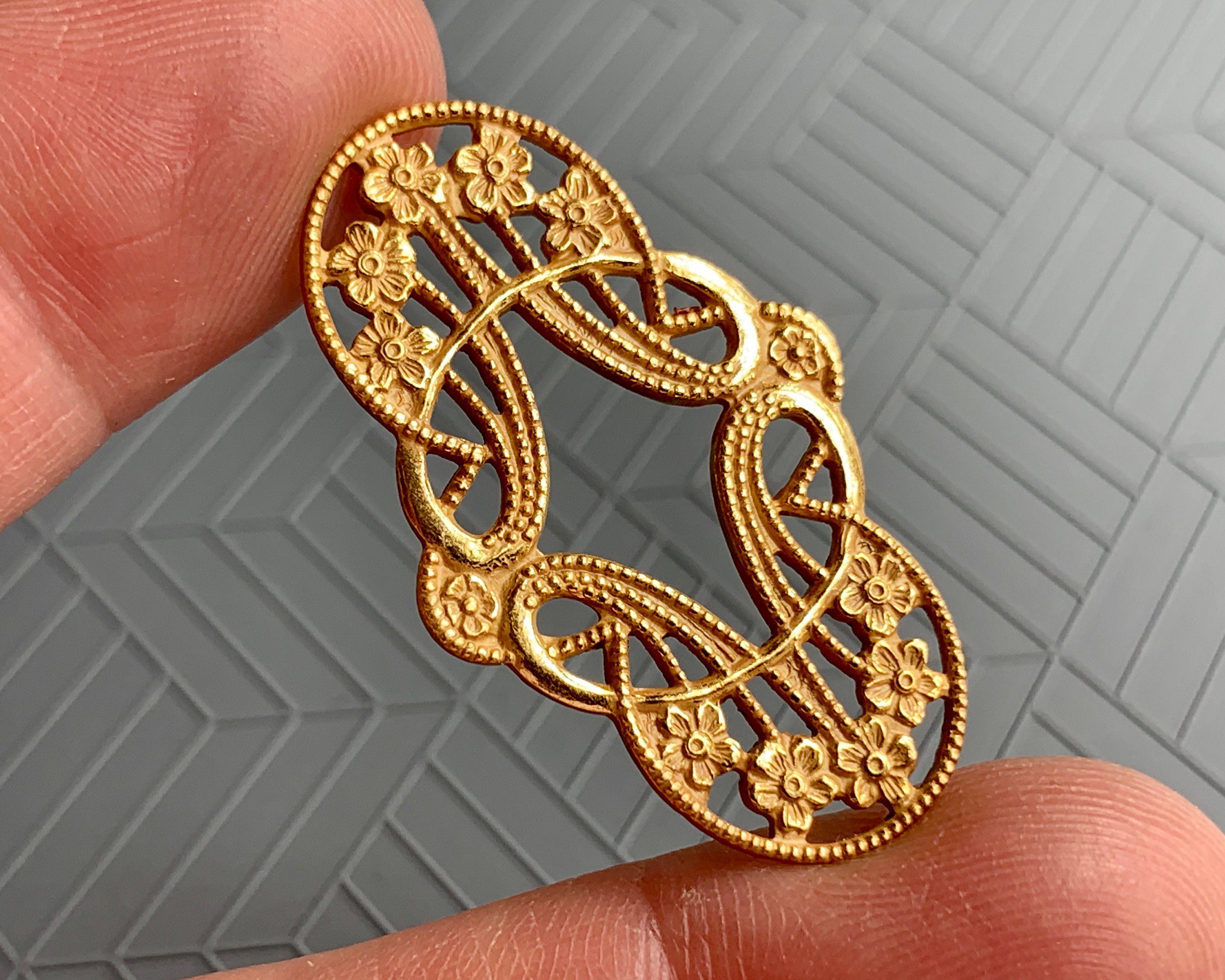 I ADORE the pattern and intricate details in this vintage brass stamp…