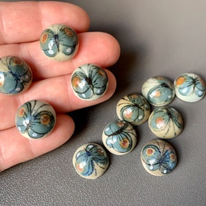 WUNDERSCHÖNE handbemalte vintage Keramikcabochons! Jeder ist ein Kunstwerk! Verkauf als Paar. SKU 11913