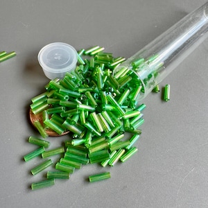 ケリーグリーンABビューグルビーズ。10グラムチューブ入り。SKU 17603