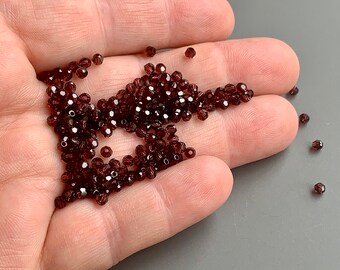Meravigliose, nuove di zecca nella confezione di fazzoletti! Piccole perle Swarovski color BORDEAUX! Vendute per 25 perline. Codice articolo: 13313
