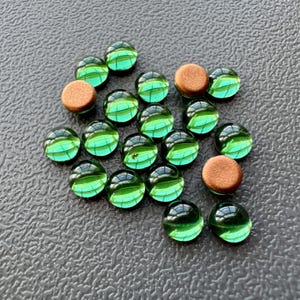 ¡Nuevos cabujones de vidrio con base de lámina de oro en turmalina verde! Se venden por 24 piezas. SKU 16909