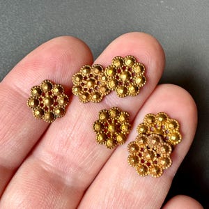 ¡Fascinantes estampaciones de latón vintage en relieve y facetadas! Se venden en lotes de seis piezas. SKU 01801