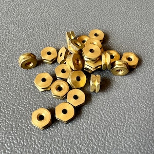 ¡Cuentas de latón macizo con forma de tuerca hexagonal! ¡Dan un toque industrial o moderno a tus diseños! Se venden por 25 cuentas. SKU 13808