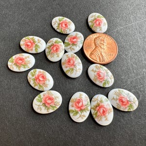 NOS Japanse Tensha cabochons. Rozenontwerp. Ovaaltjes van 14 bij 10 mm. Verkocht per zes stuks. Artikelnummer 16920
