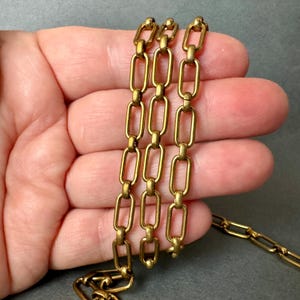 Gorgeous vintage brass chain. I love the drape of this one in particular. Sold per yard. SKU chain538