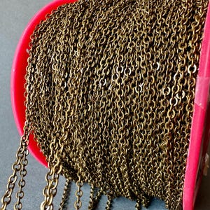 Mycket mångsidig vintage antik mässings-Rolo-kedja! Säljs per TVÅ meter. Artikelnummer chain504