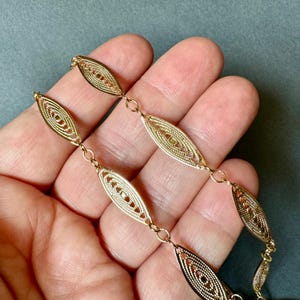 Preciosa cadena de filigrana bañada en oro. ¡Muy versátil! Se vende cortada a medida. Código: chain297