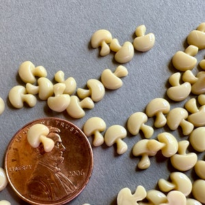 Fantastische paddenstoelen!!! Schattige, betoverend kleine vintage glazen cabochons!! Verkocht per lot van tien cabochons. Artikelnummer 15010: