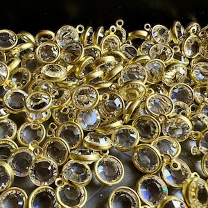 Wunderschöne facettierte Swarovski Kristalltropfen! Doppelseitiger Kristall mit vergoldeten Fassungen. Pro zehn Stück verkauft. SKU 16120