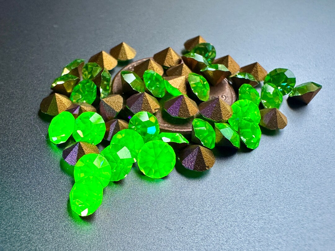 New, Old Stock Swar. Article 1100 Gold Foiled Chatons in PERIDOT Glow