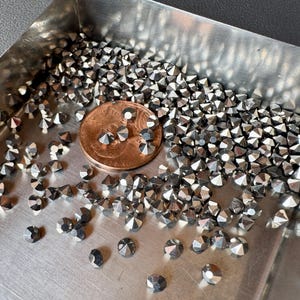 Wunderschöne authentische vintage (eventuell Antiquitäten) Markasit Chatons! Verkauft per 30 Stück. SKU 02821