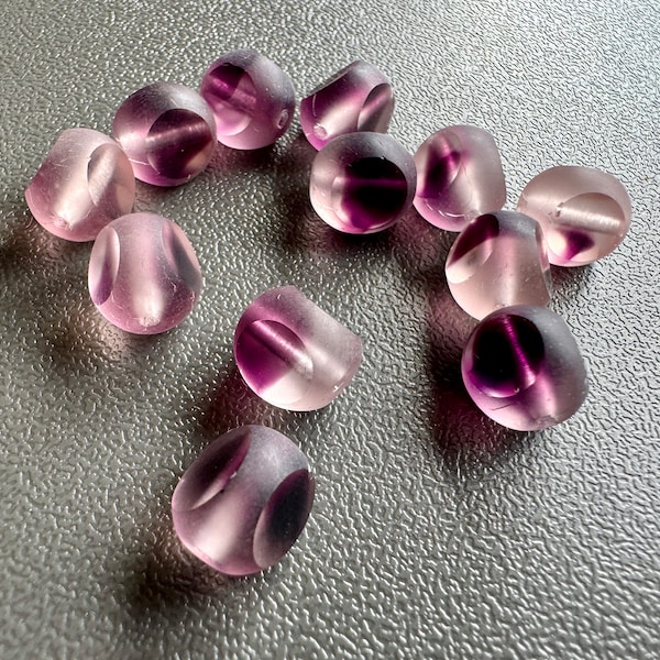 Preciosas cuentas de vidrio checo de color amatista/givre transparente. ¡Tricuts! Se venden por docena. SKU 16615