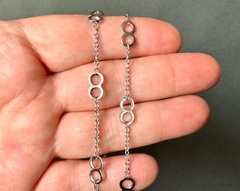 Preciosa cadena infinita vintage bañada en plata. Se vende por DOS yardas. SKU chain606