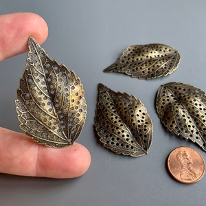 かなりリアルな見た目のヴィンテージ真鍮ハスケルの葉です。1 枚単位で販売されます。SKU 14015