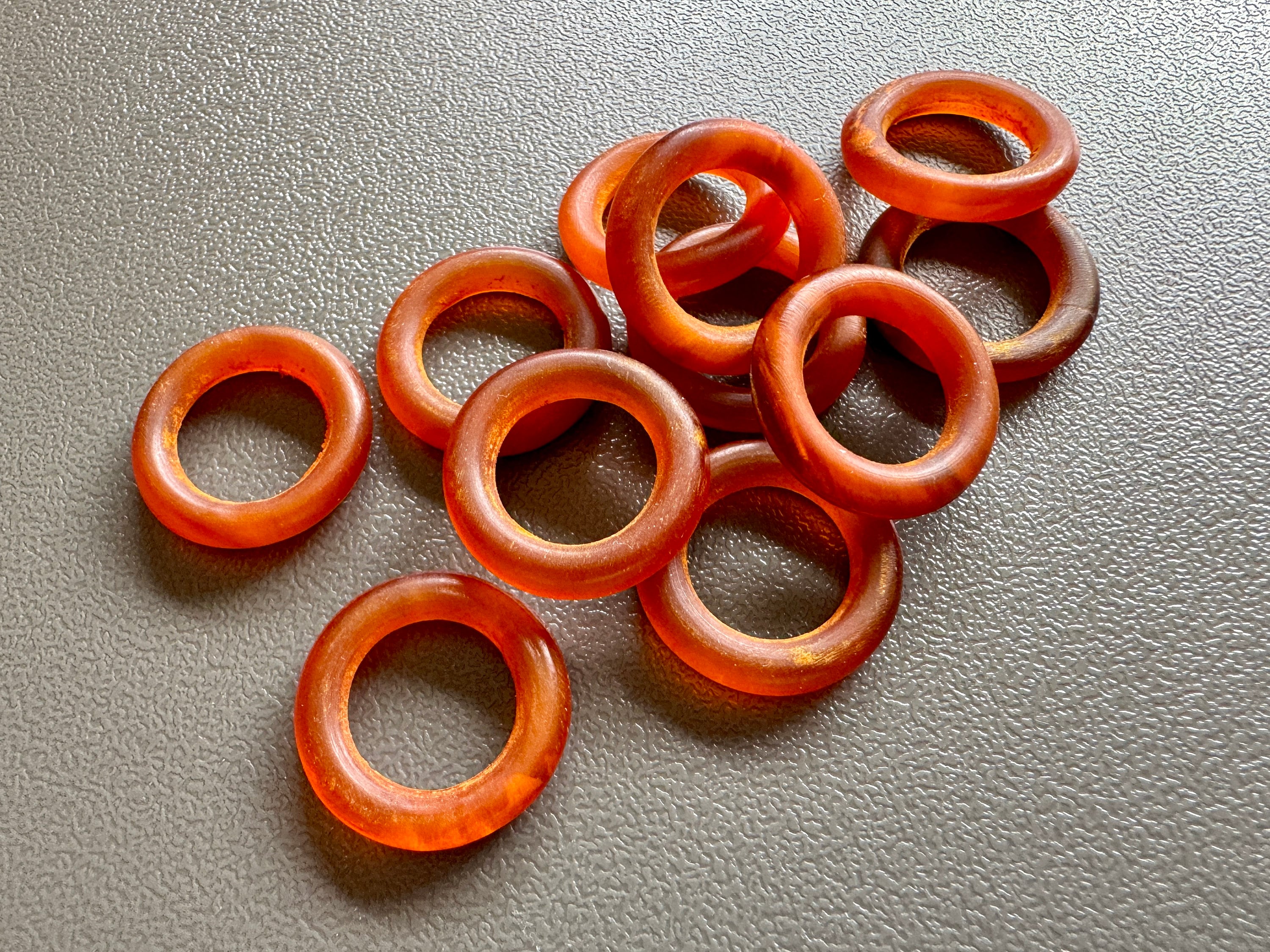 西ドイツ製の美しいヴィンテージアクリルリング/部品。20個単位で販売 