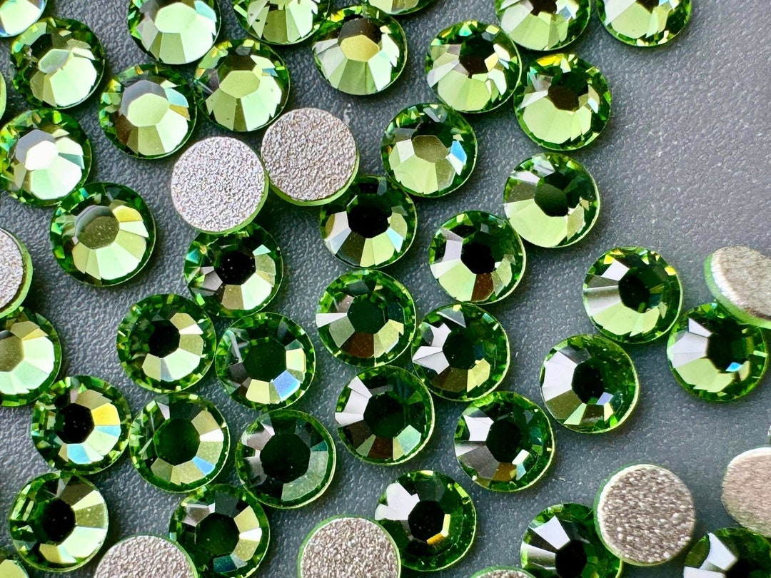 【新品・未開封】スワロフスキー #2028 SS9 ペリドット　440粒 ネコポス 送料無料スワロフスキー チャトン Ｖカット スワロ ライン