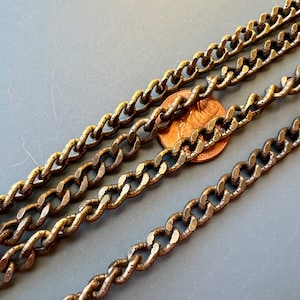 以下が含まれることがあります： 金色の金属製のチェーンが4つの異なるサイズで、アメリカの1セント硬貨がスケールとして使用されています。