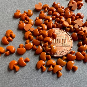Fantastische schimmels!!! Schattige, betoverend kleine vintage glazen cabochons! Verkocht per lot van tien cabochons. Artikelnummer 15009: