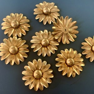 Estas preciosas flores vintage de latón están remachadas en la parte trasera. ¡Puedes mover los pétalos como quieras! Se venden por unidad. SKU 02423