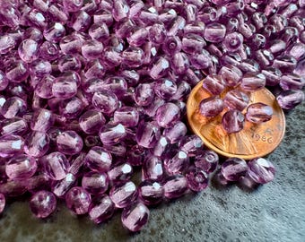 Böhmische feuerpolierte Glasrondelle in transparentem Amethyst. UV-aktiv (aber NICHT Vaseline/Uranglas). Verkauft pro 100 Perlen. SKU 08924