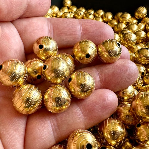 Incroyablement MAGNIFIQUE en personne ! Perles en laiton plaqué or brillant fortement gaufrées. Vendu par six perles. UGS 16210