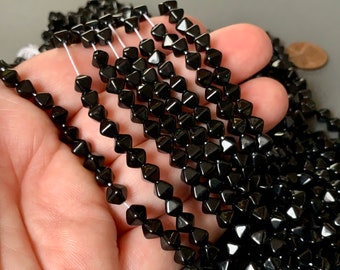 美しく、丁寧に作られたチェコ製の漆黒の双円錐です。1本単位で販売