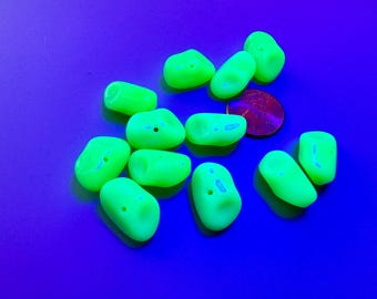 ¡Cuentas de vidrio vintage con efecto UV/vaselina/uranio! De color verde espuma de mar a la luz del día y que brillan bajo luz negra. Se venden en paquetes de 8 cuentas. SKU 10031
