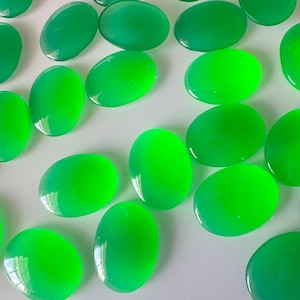 Vackra havsgröna UV-reaktiva/uran-glas cabochoner! Säljs per fyra stycken. Artikelnummer 08824
