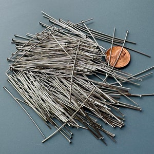Lovely silver plated brass headpins. 21 gauge. Sold per lot of 100 pieces. SKU 15303