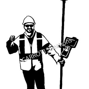 Può includere: Un'illustrazione in bianco e nero di un geometra che tiene un palo di misurazione con un dispositivo in cima. Il geometra indossa un casco, occhiali da sole e un giubbotto di sicurezza.