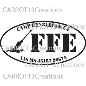 Peut inclure: Autocollant ovale noir et blanc avec le texte "Camp Pendleton CA" et "FFE" en grandes lettres grasses. Une image stylisée d'un canon se trouve dans le coin supérieur gauche. Le texte "11S MS 45157 90675" se trouve sous le texte en gros.