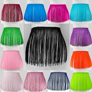 Puede incluir: Surtido de 12 colores de ribete de flecos, cada color se muestra en un maniquí separado. El fleco tiene aproximadamente 5 cm de largo y está hecho de un material sintético suave. Los colores incluyen: burdeos, azul, fucsia, verde, negro, rosa, rosa claro, azul marino, verde lima, naranja, morado y turquesa.