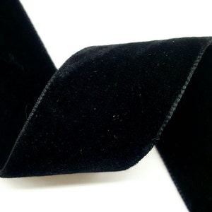 Könnte beinhalten: Schwarzes Samtband, ein weicher und luxuriöser Stoff mit einer glatten Textur.
