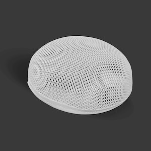 Può includere: Cappello bianco a forma di cupola in rete con un motivo a trama fine.