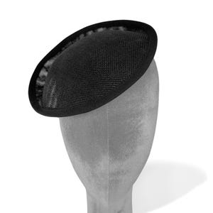 Asymmetrische Fascinator-Basis - Handgefertigte Buckram-Hut-Basis mit Grosgrain-Rand, 17,8 cm Durchmesser - Schwarz-Weiß-Optionen