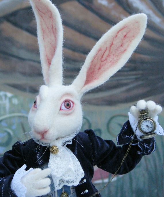 Coniglio bianco in feltro ad ago Alice nel paese delle meraviglie Tim  Burton Lewis Carrol scultura morbida in feltro bambola da collezione di  nozze con decorazioni per il tè pazzo 