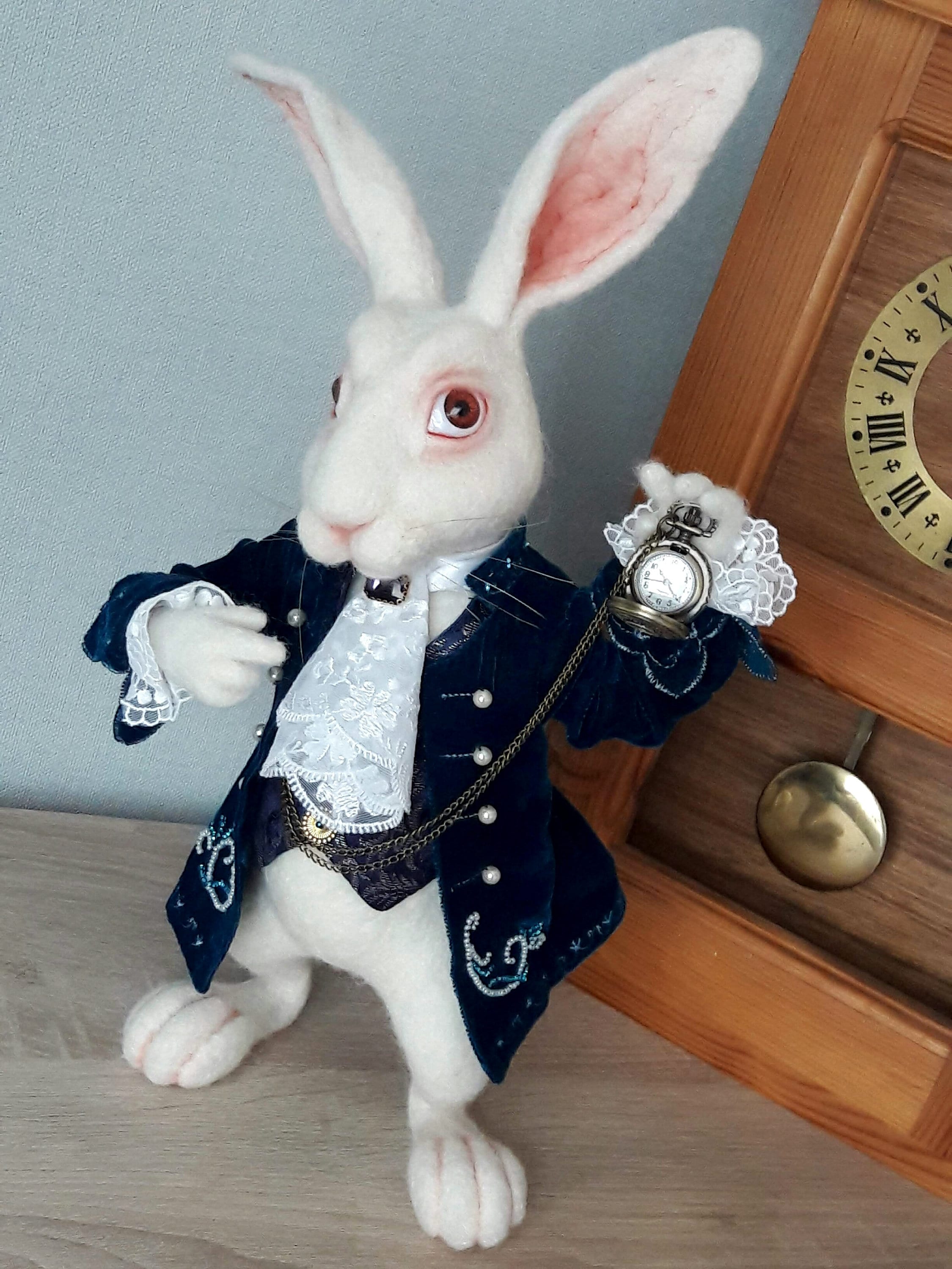 Weißes Kaninchen Alice im Wunderland Nadelgefilztes Interior Spielzeug