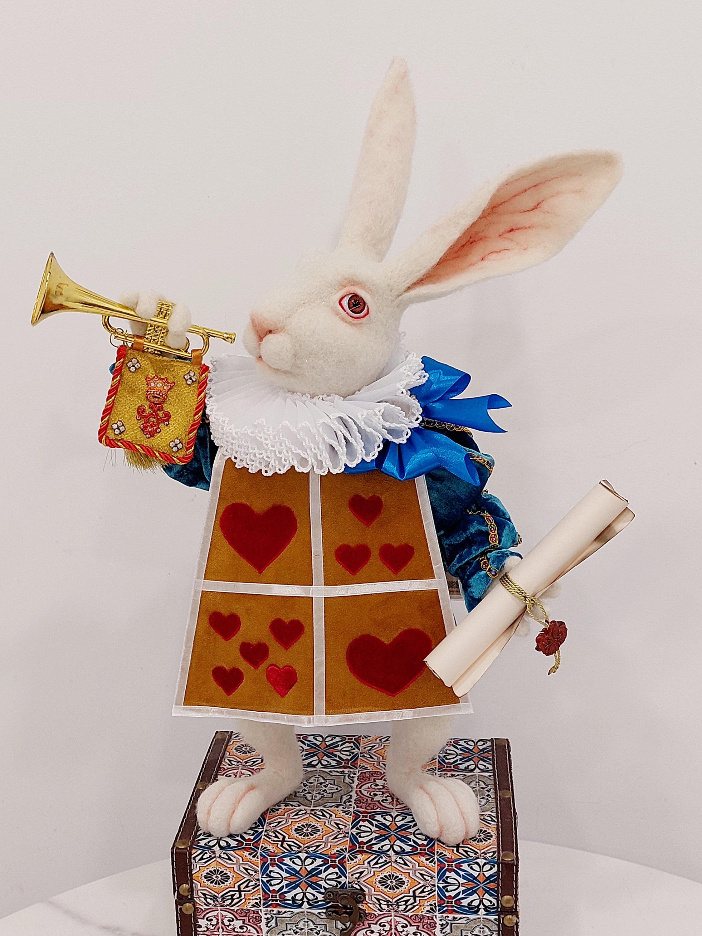 不思議の国のアリスの白いウサギのニードルフェルトコレクター人形