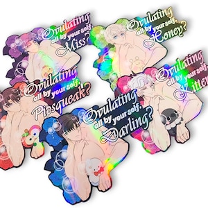Può includere: Una collezione di adesivi olografici con illustrazioni in stile anime di figure senza maglietta. Ogni adesivo presenta il testo "Ovulating all by yourself" e parole come "Miss?" o "Darling?". I disegni sono incorniciati da motivi floreali e a bolle.