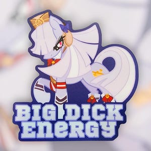 Könnte beinhalten: Ein Aufkleber mit einem Cartoon-Pony mit Krone, Schleife und dekorativen Elementen. Das Pony ist weiß und grau mit roten und goldenen Akzenten. Der Text "BIG DICK ENERGY" wird in weißen Blockbuchstaben auf blauem Hintergrund angezeigt.