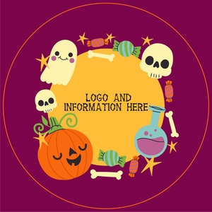 Op de afbeelding: Een Halloween-ontwerp met een pompoen, een spook, een schedel, snoepjes en botten. De tekst "LOGO AND INFORMATION HERE" staat in het midden van het ontwerp.