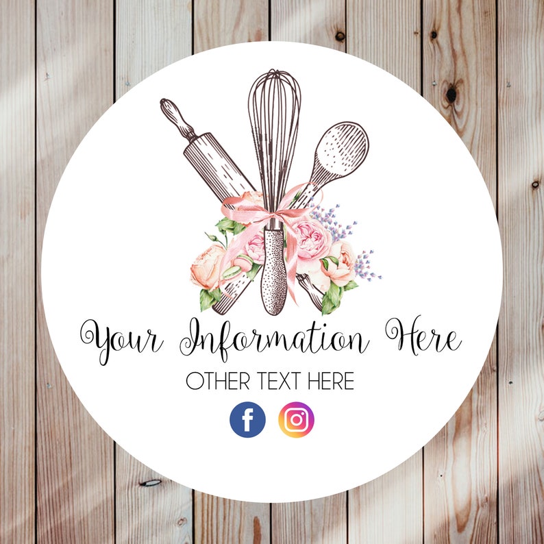 Op de afbeelding: Een witte cirkel met een bloemmotief met roze rozen en een lint. Drie keukengerei zijn in het midden gekruist: een deegroller, een garde en een houten lepel. De tekst "Your Information Here" en "OTHER TEXT HERE" staat onder het ontwerp. Social media-pictogrammen voor Facebook en Instagram staan onder de tekst.
