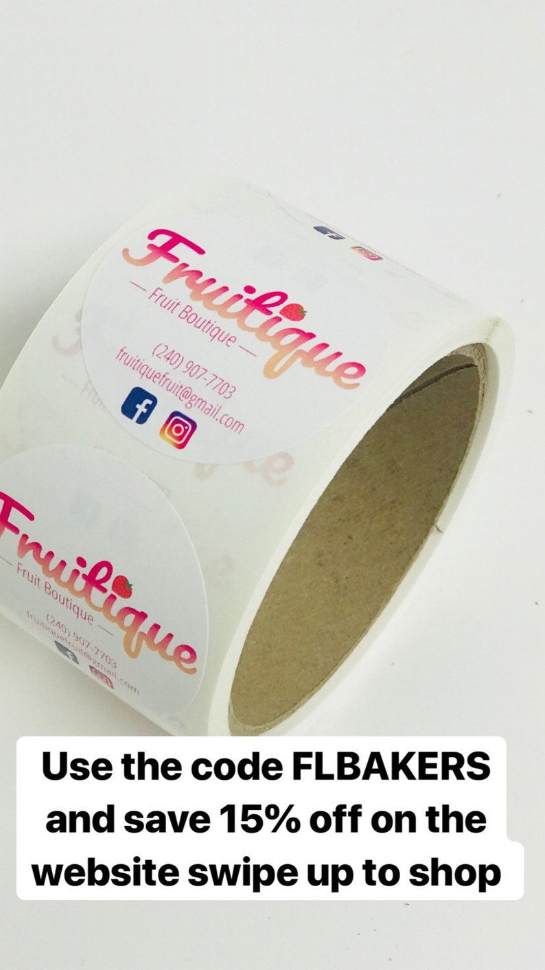 Puede incluir: Un rollo de pegatinas redondas con el logotipo "Fruitique - Fruit Boutique" y la informaci&oacute;n de contacto. El texto "Use the code FLBAKERS and save 15% off on the website swipe up to shop" se muestra debajo del rollo de pegatinas.